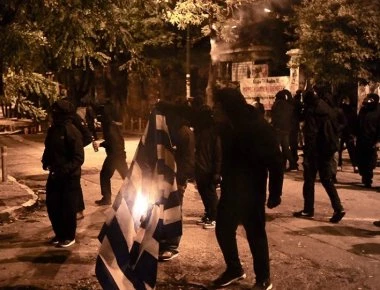 Έκαψαν την Ελληνική Σημαία οι κουκουλοφόροι